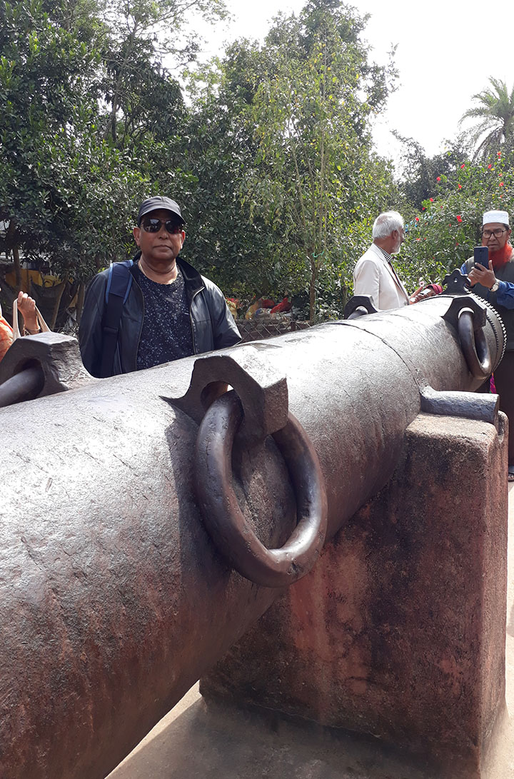 জনার্দন কর্মকারের তৈরি কামানের সামনে লেখক