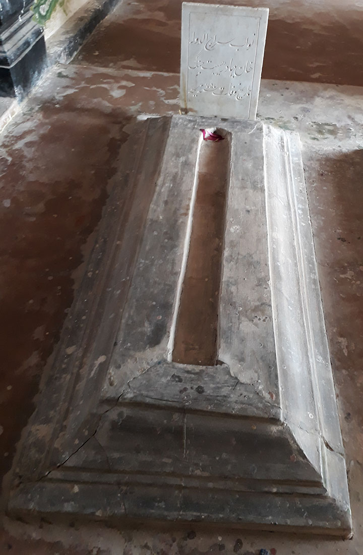 খোশবাগে শায়িত বাংলার শেষ স্বাধীন নবাব সিরাজউদ্দৌলার কবর। ছবি: লেখক