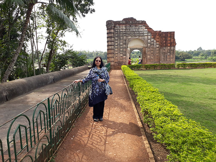  বেগম  আজিমুন্নিসার সমাধির সামনে