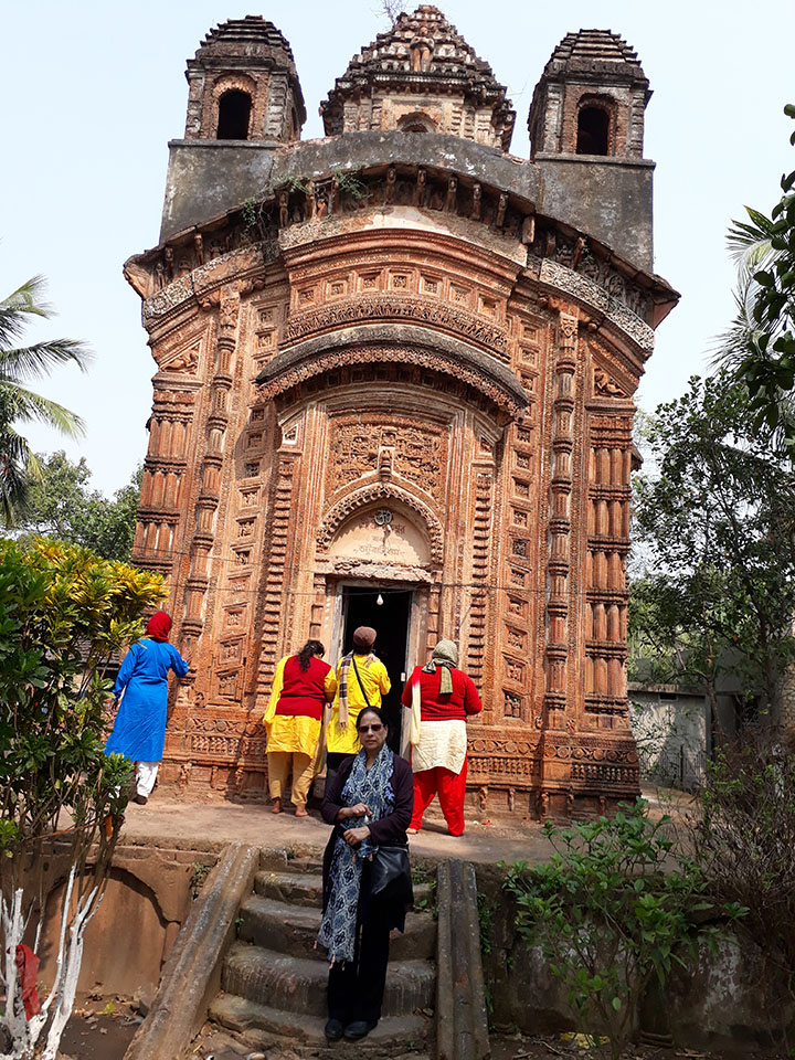 ভট্টধাম মন্দির-এর সামনে
